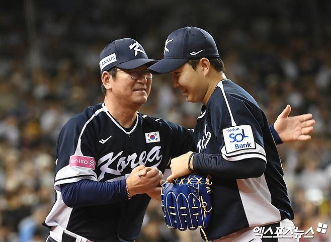 15일 오후 대만 타이베이돔에서 열린 '2024 WBSC(세계야구소프트볼연맹) 프리미어12' B조 조별리그 3차전 대한민국과 일본의 경기, 5회말 1사 한국 투수 유영찬이 교체되어 마운드를 내려가며 더그아웃에서 류중일 감독의 격려를 받고 있다. 타이베이(대만), 박지영 기자