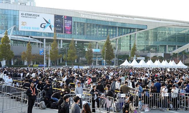 지스타 입장 대기 '북적' (부산=연합뉴스) 김주환 기자 = 국내 최대 게임쇼 지스타(G-STAR) 2024 개막 3일차인 16일 벡스코(BEXCO) 주차장에 설치된 입장 대기줄에 관람객들이 몰려 있다. 2024.11.16 jujuk@yna.co.kr