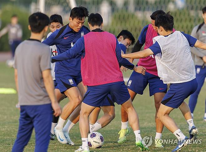 실전같은 미니게임하는 태극전사들 (쿠웨이트시티=연합뉴스) 황광모 기자 = 11회 연속 월드컵 본선 진출을 향해 순항 중인 한국 축구대표팀의 오현규를 비롯한 선수들이 16일 오후(현지시간) 쿠웨이트 자베르 알 아흐메드 국제 경기장 보조구장에서 열린 팀 훈련에서 실전같은 미니게임을 하고 있다. 2024.11.16 hkmpooh@yna.co.kr