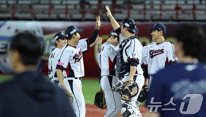 16일(현지시간) 대만 타이베이시 톈무 야구장에서 열린 2024 WBSC 프리미어12 B조 예선 대한민국과 도미니카공화국의 경기에서 9대 6으로 승리한 야구 대표팀 선수들이 자축하고 있다. 2024.11.16/뉴스1 ⓒ News1 장수영 기자