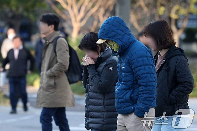 서울 도심에서 두터운 옷차림을 한 시민들이 발걸음을 재촉하고 있다. 2024.11.6/뉴스1 ⓒ News1 이동해 기자