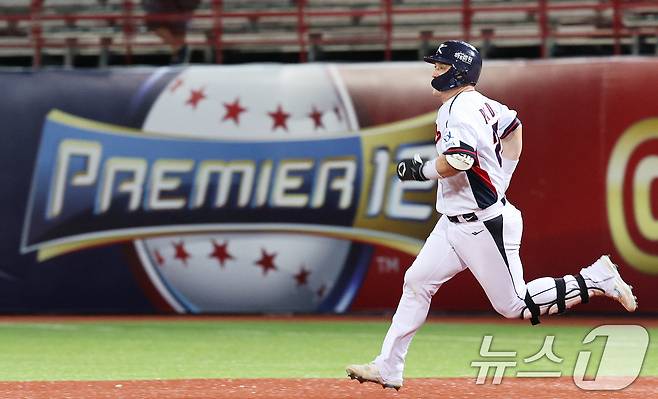 16일(현지시간) 대만 타이베이시 톈무 야구장에서 열린 2024 WBSC 프리미어12 B조 예선 대한민국과 도미니카공화국의 경기 6회말 대한민국 공격 2사 2루 상황에서 박동원이 1타점 2루타를 치며 출루하고 있다. 2024.11.16/뉴스1 ⓒ News1 장수영 기자