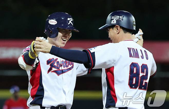 16일(현지시간) 대만 타이베이시 톈무 야구장에서 열린 2024 WBSC 프리미어12 B조 예선 대한민국과 도미니카공화국의 경기 8회말 대한민국 공격 2사 2, 3루 상황에서 박성한이 역전 3루타를 친 뒤 김재걸 코치와 기뻐하고 있다. 2024.11.16/뉴스1 ⓒ News1 장수영 기자