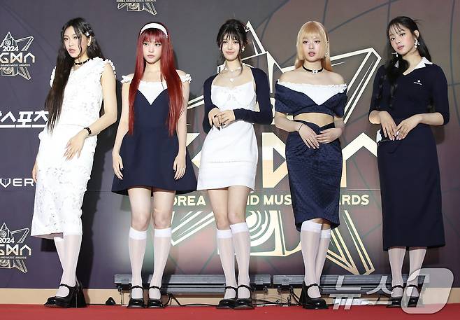 그룹 뉴진스 ㅎ)인(왼쪽부터)과 해린, 다니엘, 하니, 민지가 16일 오후 인천의 한 공연장에서 열린 '제1회 코리아 그랜드 뮤직 어워즈(2024 KGMA)' 레드카펫 행사에 참석해 포즈를 취하고 있다. ⓒ News1 권현진 기자
