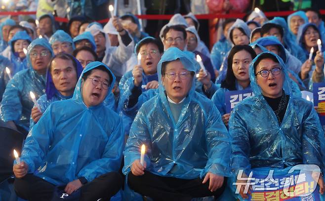 이재명 더불어민주당 대표와 박찬대 원내대표가 16일 서울 광화문광장 앞 도로에서 열린 '김건희·윤석열 국정농단 규탄·특검 촉구 제3차 국민행동의 날 및 시민사회 연대 집회'에서 구호를 외치고 있다. 2024.11.16/뉴스1 ⓒ News1 김명섭 기자