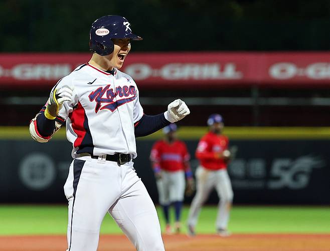 16일 오후 대만 타이베이 톈무야구장에서 열린 2024 세계야구소프트볼연맹(WBSC) 프리미어12 B조 조별리그 대한민국과 도미니카공화국의 경기. 8회말 2사 2,3루에서 박성한이 역전 적시타를 친 뒤 세리머니를 하고 있다. 사진 | 타이베이=연합뉴스