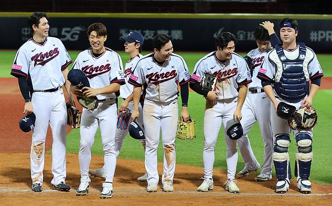 세계야구소프트볼연맹(WBSC) 프리미어12 2024 B조 조별리그 대한민국과 도미니카공화국의 경기. 승리를 거둔 대한민국 선수들이 함께 기뻐하고 있다. 사진 | 연합뉴스