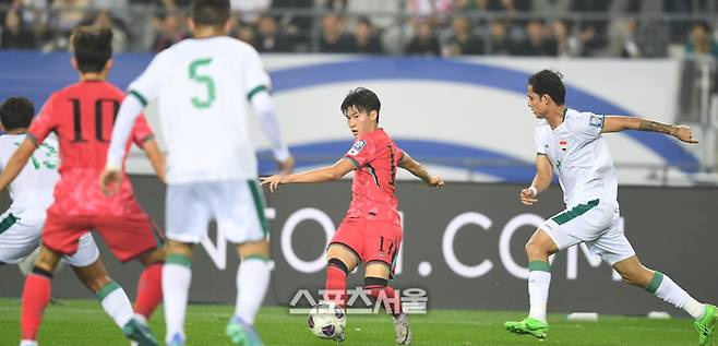 배준호가 15일 용인 미르스타디움에서 열린 2026 FIFA 북중미 월드컵 아시아 3차 예선 이라크와 경기에서 패스를 하고 있다.  2024. 10. 15. 용인 | 최승섭기자 thunder@sportsseoul.com