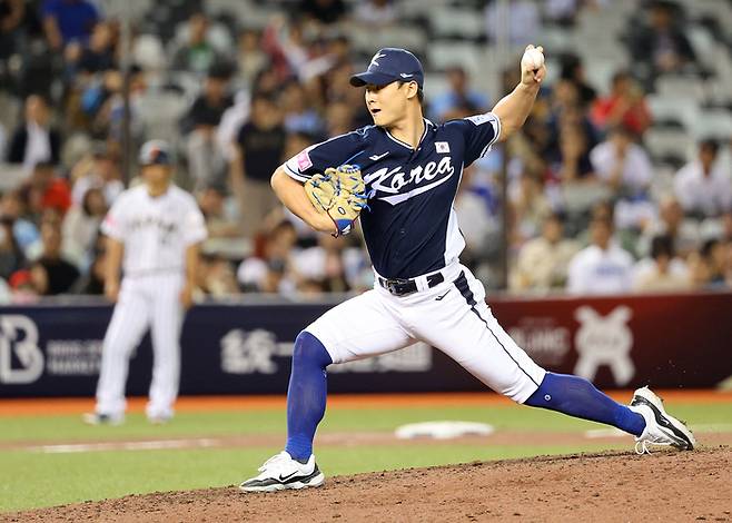 15일 오후 대만 타이베이돔에서 열린 2024 세계야구소프트볼연맹(WBSC) 프리미어12 B조 조별리그 대한민국과 일본의 경기. 한국 곽도규가 역투하고 있다. 사진 | 타이베이=연합뉴스