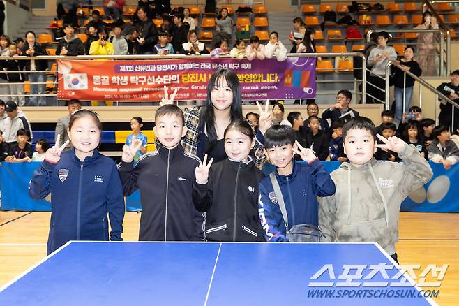 몽골 유소년 선수들과 찰칵! 사진제공=월간탁구 안성호 기자