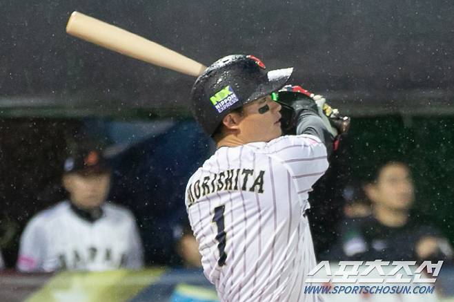 일본대표팀 모리시타 쇼타가 17일 쿠바전서 타격을 하고 있다.  사진제공=WBSC