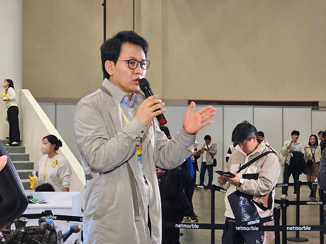 방준혁 넷마블 의장이 14일 오후 부산 벡스코에서 열린 지스타 2024 개막식에서 기자들과 만나 질의응답을 하고 있다./이경탁 기자