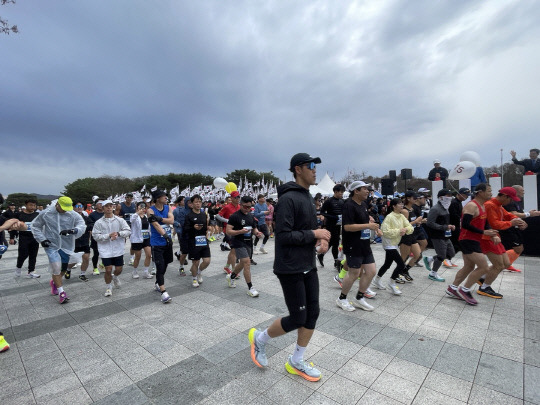 17일 천안 독립기념관에서 열린 제21회 천안유관순평화마라톤대회에 참가한 선수들이 주로를 달리고 있다. 박하늘 기자