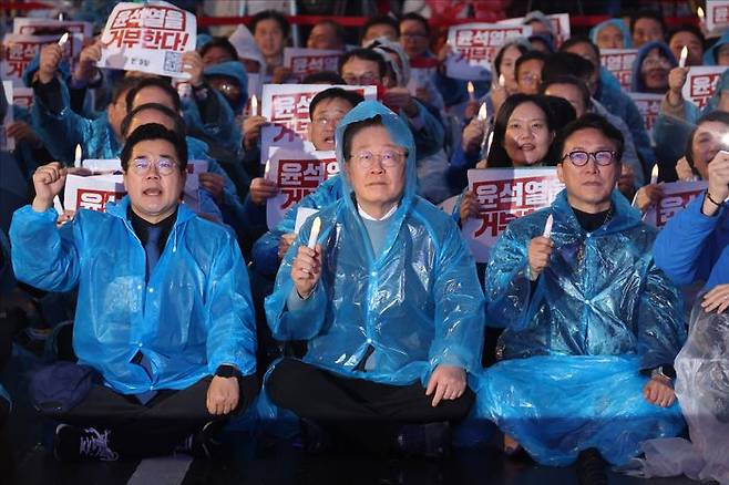 더불어민주당 이재명 대표, 박찬대 원내대표 등 지도부가 지난 16일 오후 서울 종로구 세종로 일대에서 열린 '김건희 윤석열 국정농단 규탄-특검 촉구 제3차 국민행동의 날' 집회에서 구호를 외치고 있다. ⓒ데일리안 홍금표 기자