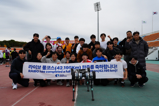 17일 제22회 상주곶감마라톤대회 풀코스를 완주한 후 라이보2와 연구팀이 기념촬영을 하고 있다. KAIST 제공