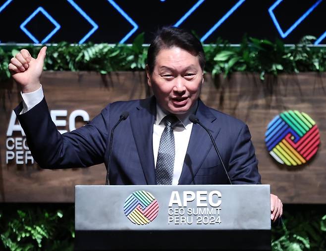 최태원 회장, 2025 경주 APEC CEO 서밋 의장 - 2025 경주 APEC CEO 서밋 의장을 맡게 되는 최태원 대한상공회의소 회장이 15일(현지시간) 페루 리마 국립대극장에서 열린 아시아태평양경제협력체(APEC) CEO 서밋에서 지휘봉을 인수한 뒤 내년 행사 주제와 계획을 밝히고 있다. 연합뉴스