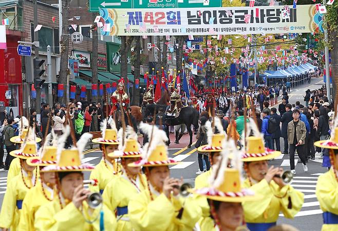 제42회 남이 장군 사당제의 장군 출진 행렬이 지난 1일 서울 용산구 용문동에 위치한 남이 장군 사당을 출발해 용문시장 일대를 지나고 있다. 연합뉴스