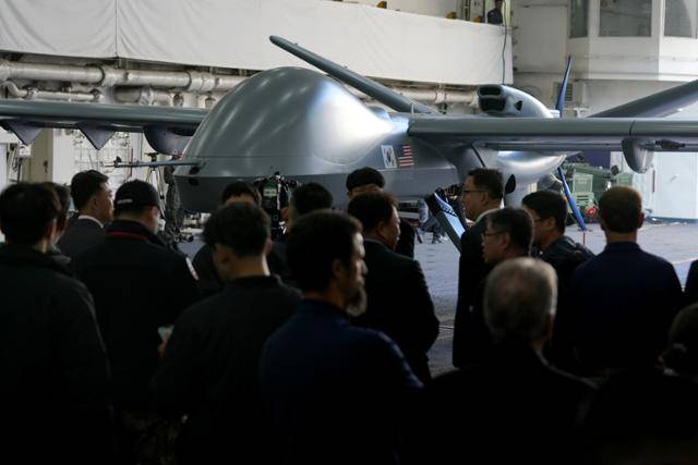 해군이 12일 오후 경북 포항시 인근 동해상에 대형수송함 독도함을 띄워 미 GA사 고정익 무인기 '모하비' 시제기에 대한 이륙 전투실험을 실시하고 있다. 포항=연합뉴스해군이 12일 오후 경북 포항시 인근 동해상에 대형수송함 독도함을 띄워 미 GA사 고정익 무인기 '모하비' 시제기에 대한 이륙 전투실험을 실시하고 있다. 포항=연합뉴스
