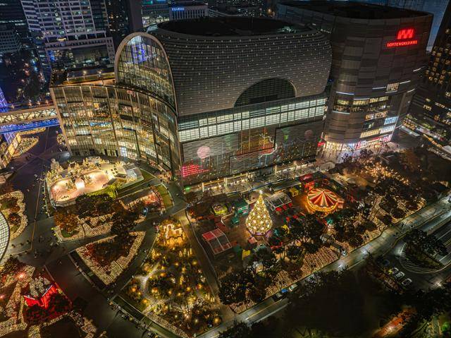 초대형 크리스마스 타운으로 꾸며진 서울 송파구 잠실 롯데월드타워·몰 전경. 롯데물산 제공