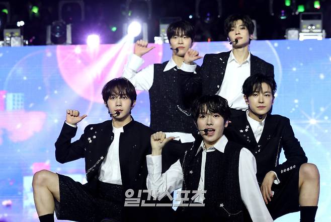 [2024 KGMA] 그룹 NCT위시가 17일 인천 중구 운서동 인스파이어 아레나에서 열린 '2024 코리아그랜드뮤직어워즈(KGMA)' 둘째날 송 데이에서 IS 라이징 스타상을 수상하고 멋진 무대를 꾸미고 있다. 일간스포츠(이데일리M)가 주최하고 KGMA 조직위원회가 주관하는 '2024 KGMA'는 올해 창간 55주년을 맞은 일간스포츠가 대한민국 대중음악계에 새로운 패러다임을 제시하기 위해 새롭게 개최하는 시상식으로 16, 17일 이틀간 펼쳐졌다. 영종도(인천)=KGMA특별취재반 /2024.11.17/