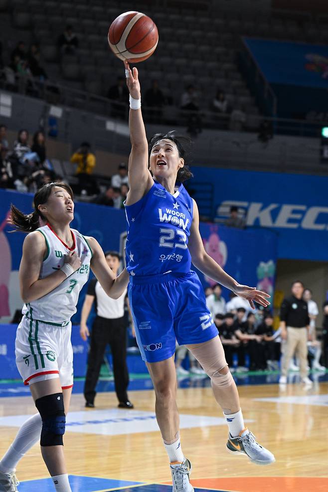 우리은행 김단비가 17일 아산 이순신체육관에서 열린 하나은행 2024~25 여자프로농구 정규리그 하나은행과의 홈경기에서 레이업을 시도하고 있다. 그는 이날 40분을 모두 뛰며 21점을 기록, 팀의 승리에 기여했다. 사진=WKBL