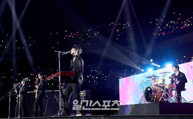 [2024 KGMA] 그룹 데이식스가 17일 인천 중구 운서동 인스파이어 아레나에서 열린 '2024 코리아그랜드뮤직어워즈(KGMA)' 둘째날 송 데이에서 베스트 송 상을 수상한 후 멋진 무대를 꾸미고 있다. 일간스포츠(이데일리M)가 주최하고 KGMA 조직위원회가 주관하는 '2024 KGMA'는 올해 창간 55주년을 맞은 일간스포츠가 대한민국 대중음악계에 새로운 패러다임을 제시하기 위해 새롭게 개최하는 시상식으로 16, 17일 이틀간 펼쳐졌다. 영종도(인천)=KGMA특별취재반 /2024.11.17/