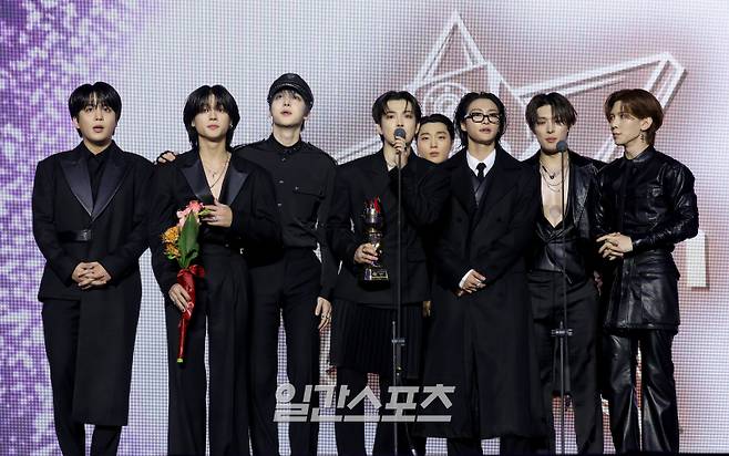 [2024 KGMA] 그룹 에이티즈가 17일 인천 중구 운서동 인스파이어 아레나에서 열린 '2024 코리아그랜드뮤직어워즈(KGMA)' 둘째날 송 데이에서 그랜드 아너스 초이스상을 수상하고 소감을 말하고 있다. 일간스포츠(이데일리M)가 주최하고 KGMA 조직위원회가 주관하는 '2024 KGMA'는 올해 창간 55주년을 맞은 일간스포츠가 대한민국 대중음악계에 새로운 패러다임을 제시하기 위해 새롭게 개최하는 시상식으로 16, 17일 이틀간 펼쳐졌다. 영종도(인천)=KGMA특별취재반 /2024.11.17/