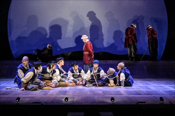 연극 '퉁소소리'에서는 수차례 전란 속에 살고자 했던 일이 이별과 죽음으로 치닫고, 죽을 고비가 인연으로 이어진다. 사진 세종문화회관. 사진 세종문화회관
