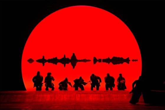 연극 '퉁소소리'에서 전란의 소용돌이, 해적의 습격 등은 도화지 같은 배경에 선명하게 새긴 조명과 배우들의 실루엣으로 표현된다. 사진 세종문화회관
