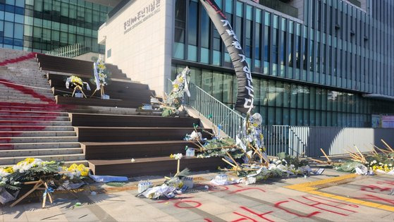 17일 오후 서울 성북구 동덕여대 백주년기념관 앞에 '남녀공학 반대' 시위로 설치된 근조화환들이 비바람에 쓰러진 모습. 김서원 기자