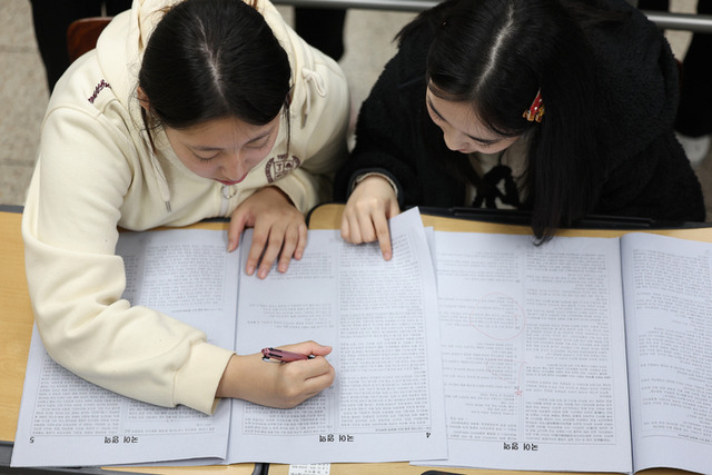 ▲ [‘수능 끝, 점수 확인’] 2025학년도 대학수학능력시험 다음날인 지난 15일 대구 수성구 정화여자고등학교 3학년 교실에서 수험생들이 가채점하고 있다. 연합뉴스