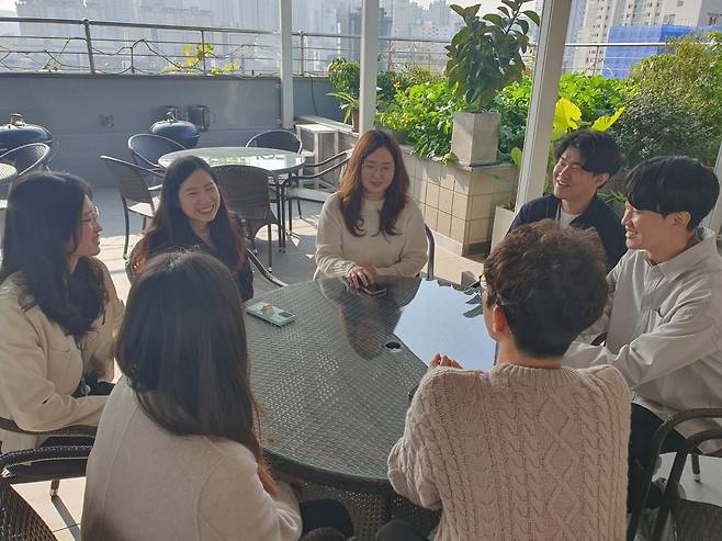 직원들이 점심 시간 옥상 휴게소에서 담소를 나누고 있다. 윤현주 기자