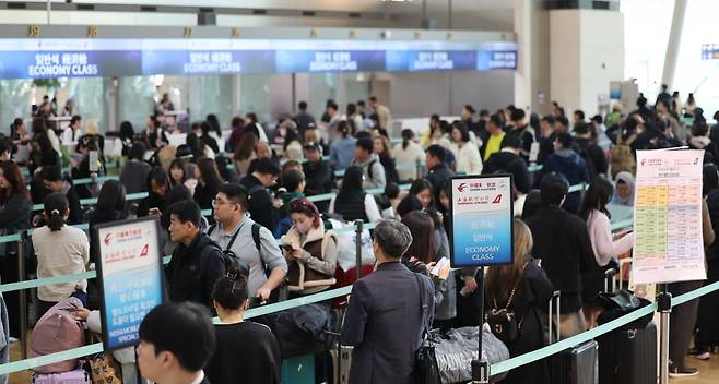 인천국제공항 제1여객터미널 출국장 중국행 항공편 카운터가 여행객으로 붐비고 있다. 사진=최혁 기자