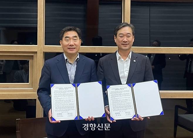 지난 15일 국립 목포대학교 송하철 총장(오른쪽)과 국립 순천대학교 이병운 총장이 2026년 3월 두 대학을 통합한다는 내용의 ‘대학 통합 합의서’에 서명했다. 순천대 제공.