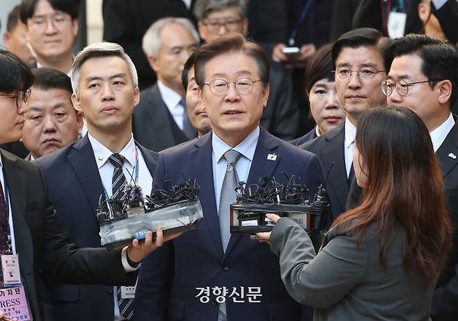 이재명 더불어민주당 대표가 지난 15일 서울 서초구 서울중앙지법에서 열린 ‘공직선거법 위반’ 1심 선고 공판에서 징역 1년에 집행유예 2년을 선고받은 뒤 법원을 나서며 취재진을 향해 입장을 밝히고 있다. 성동훈 기자