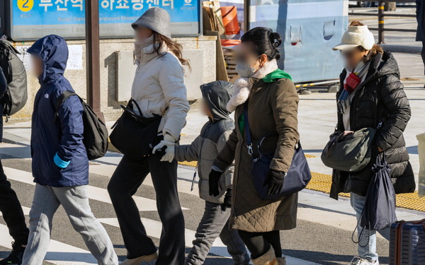 17일 부산기상청에 따르면 이날 오후 8시를 기해 부산 중부·동부에 한파주의보를 발효했다. 사진은 올해 초 부산역 인근 교차로에서 시민이 겨울바람을 맞으며 출근하는 모습. 국제신문 DB