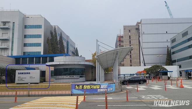 &nbsp;삼성이 천안사업장(사진)에 최첨단 AI반도체 패키징 설비를 구축하고 있다.&nbsp; 언제부턴가 천안사업장 안내판(오른쪽)에 삼성전자가 SDI와 디스플레이 앞에 표시돼 있다.&nbsp; 사진=조한필 기자