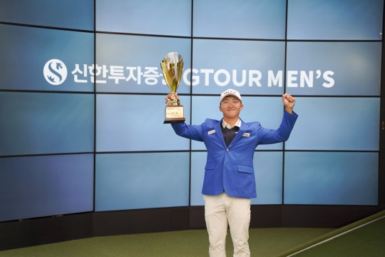 지난 16일(토) 대전 골프존조이마루에서 열린 ‘2024 신한투자증권 GTOUR MEN’S’ 7차 대회 우승자 김홍택이 경기 종료 후 우승컷 촬영을 하고 있다.