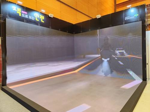 코엑스에서 열린 디자인코리아2024에 마련된 산업안전보건공단 부스에서는 색을 활용한 디자인 전략으로 안전사고를 예방하는 영상 사례를 관람객이 체험할 수 있게 했다.  이한나 기자