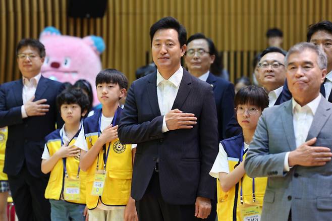 오세훈 서울시장이 올해 6월18일 서울시청에서 어린이 안전히어로즈 발대식에 참석해 국민의례를 하고 있다. 초등학교 4~6학년 191명으로 구성된 어린이 안전히어로즈는 학교 주변 길과 놀이터 등의 위험 요소를 발견해 안전 신고 활동을 한다. /사진=뉴스1