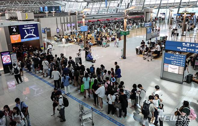 [인천공항=뉴시스] 김근수 기자 = 여름 휴가철 맞은 28일 인천 중구 인천국제공항 제1여객터미널 출국장에서 여행객들이 출국준비를 하고 있다. 2024.07.28. ks@newsis.com