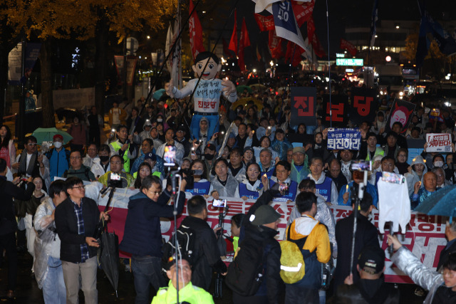 ▲16일 오후 서울 광화문 북측광장 인근에서 거부권을 거부하는 전국비상행동, 더불어민주당, 조국혁신당, 진보당, 기본소득당, 사회민주당 등 주최로 열린 '김건희 특검 수용, 국정농단 규명! 윤석열을 거부한다 시민행진'에서 참석자들이 행진하고 있다. ⓒ연합뉴스