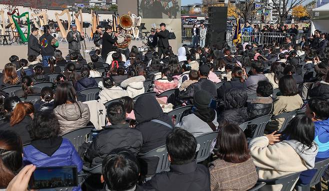 17일 서울 종로구 광화문광장에서 열린 제2회 전국학생문화경진대회에서 시민들이 음악회를 감상하고 있다.