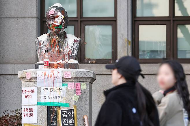 지난 11일 오후 서울 성북구 동덕여자대학교 앞 조동식 선생(동덕여대 설립자) 흉상이 학교 측의 일방적인 남녀공학 전환 추진에 반발한 학생들에 의해 계란과 밀가루 등을 뒤집어 쓴 채로 있다. 뉴스1