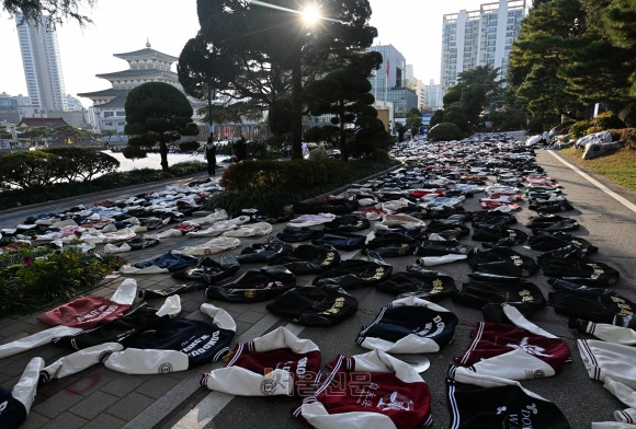 동덕여자대학교의 남녀공학 전환 추진 논의가 알려진 지난 12일  서울 성북구 동덕여대에 학생들 점퍼가 놓여있다. 학교 측은 남녀공학 전환에 대해 확정된 사안이 아니라는 입장을 밝혔다. 2024.11.12 홍윤기 기자