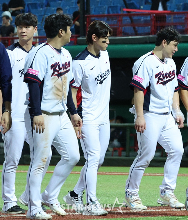 '2024 WBSC 프리미어12' B조 예선 한국-도미니카전이 16일 대만 티엔무 야구장에서 열렸다.  도미니카에 9-6 극적인 역전승을 거둔 한국 선수들이 기쁨을 나누고 있다. 김도영(왼쪽에서 3번째)을 비롯한 선수단이 응원단에 인사하고 있다. /사진=김진경 대기자