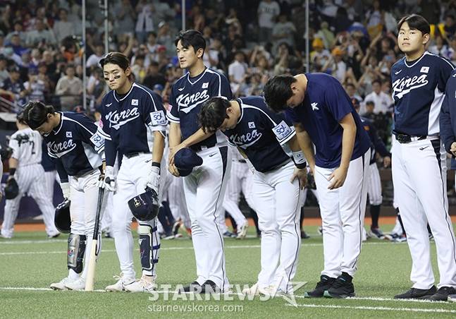 '2024 WBSC 프리미어12' B조 예선 한국-일본전이 15일 대만 타이베이돔에서 열렸다. 한국 선수들이 일본에 3-6으로 패한 후 응원단에 인사하고 있다. /사진=김진경 대기자