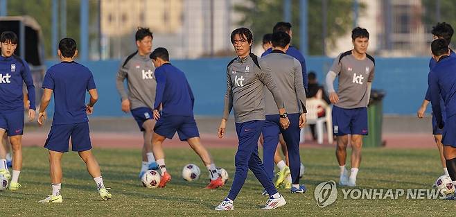 홍명보호가 팔레스타인전이 펼쳐질 요르단에 전세기를 타고 이동한다.&nbsp;현재 팔레스타인 정세가 불안정해 A매치를 치를 여건이 되지 않아 이번 월드컵 예선 경기는 인접 국가 요르단에서 홈 경기를 치르기로 했다. 때문에 대표팀은 17일 오후 전세기를 타고 쿠웨이트에서 곧바로 요르단으로 향할 예정이다. 연합뉴스