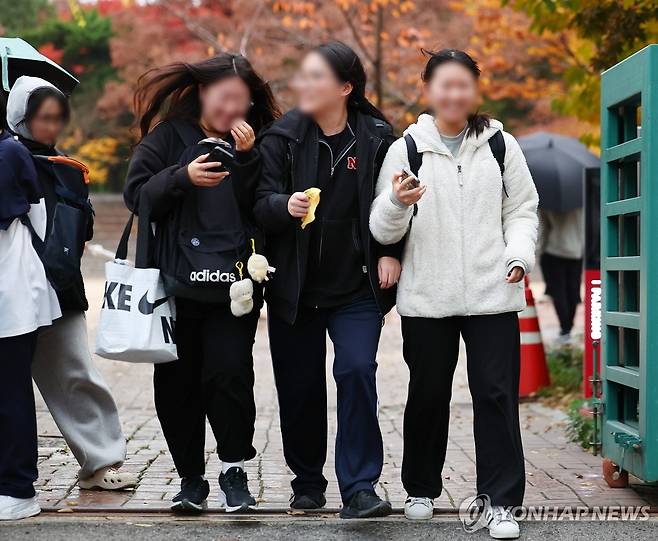 홀가분한 웃음 (서울=연합뉴스) 서대연 기자 = 2025학년도 대학수학능력시험일인 14일 오후 서울 중구 이화여자외국어고등학교에서 시험을 마친 수험생들이 고사장을 나서고 있다. 2024.11.14 dwise@yna.co.kr