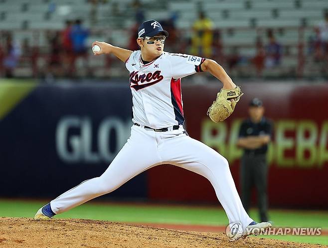 역투하는 김서현 (타이베이=연합뉴스) 한종찬 기자 = 16일 오후 대만 타이베이 톈무야구장에서 열린 세계야구소프트볼연맹(WBSC) 프리미어12 2024 B조 조별리그 대한민국과 도미니카공화국의 경기. 김서현이 역투하고 있다. 2024.11.16 saba@yna.co.kr